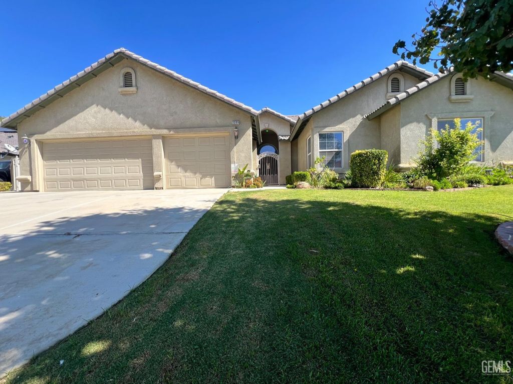 Photo of 3205 Petite Sirah Street, Bakersfield, CA 93306 (MLS # 202511324)