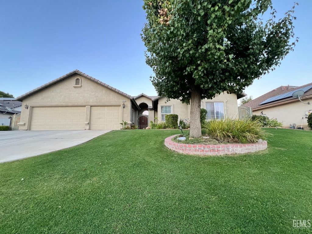 Photo of 3205 Petite Sirah Street, Bakersfield, CA 93306 (MLS # 202511324)