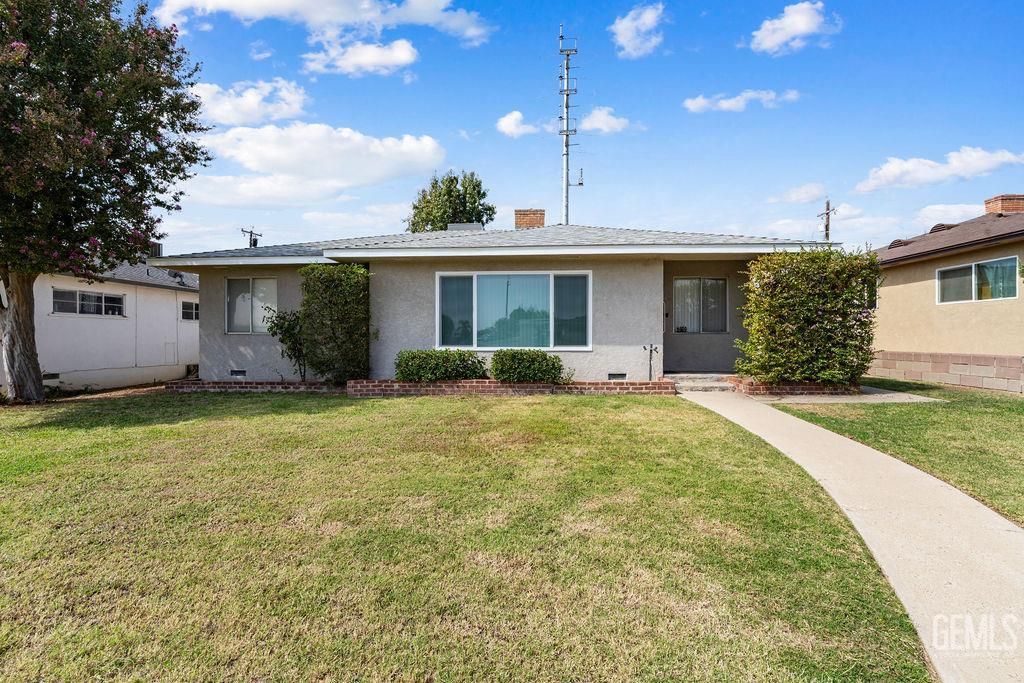Photo of 2609 Manor Street, Bakersfield, CA 93308 (MLS # 202511189)