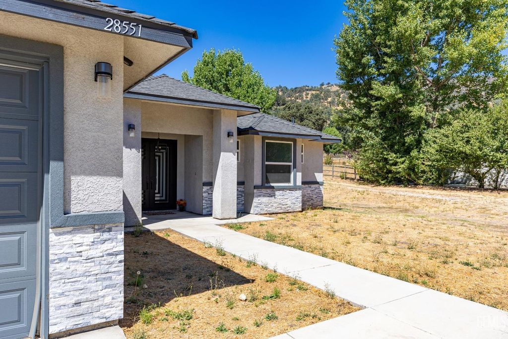 Photo of 28551 Bear Valley Road, Tehachapi, CA 93561 (MLS # 202511223)