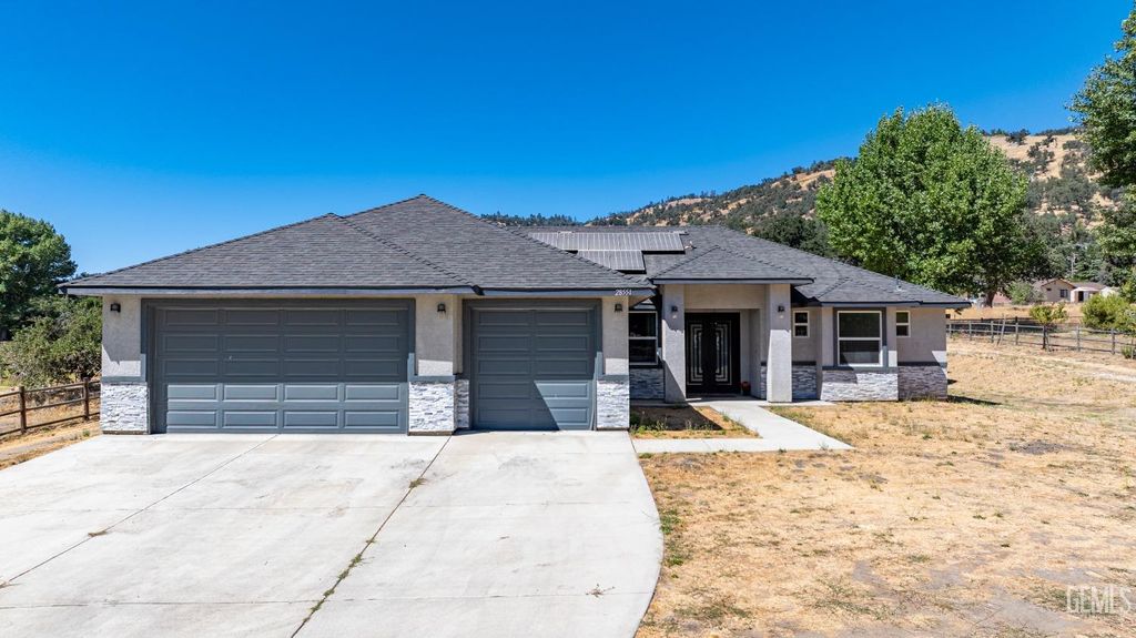 Photo of 28551 Bear Valley Road, Tehachapi, CA 93561 (MLS # 202511223)