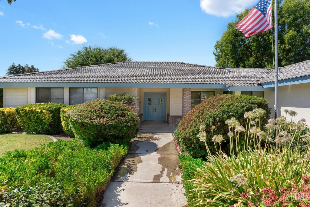 Photo of 13801 Taradale Court, Bakersfield, CA 93314 (MLS # 202607996)