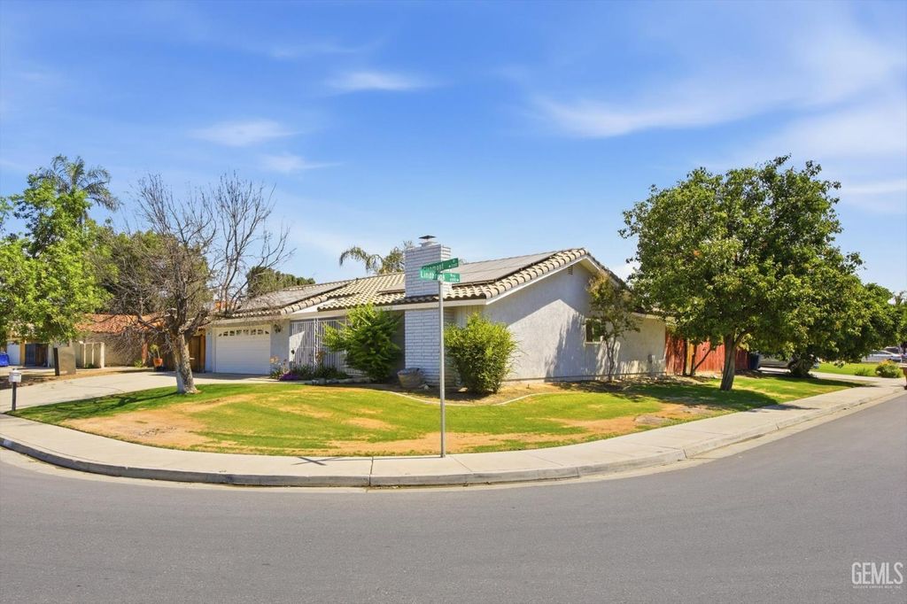 Photo of 2004 Glenmont Drive, Bakersfield, CA 93309 (MLS # 202605738)