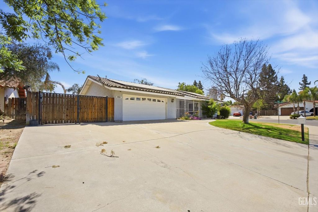 Photo of 2004 Glenmont Drive, Bakersfield, CA 93309 (MLS # 202605738)