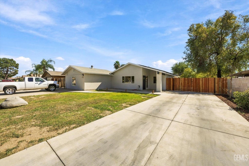 Photo of 10601 Michele Avenue, Bakersfield, CA 93312 (MLS # 202610845)