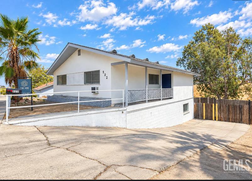Photo of 522 Garfield Avenue, Taft, CA 93268 (MLS # 202609995)