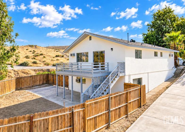 Photo of 522 Garfield Avenue, Taft, CA 93268 (MLS # 202609995)