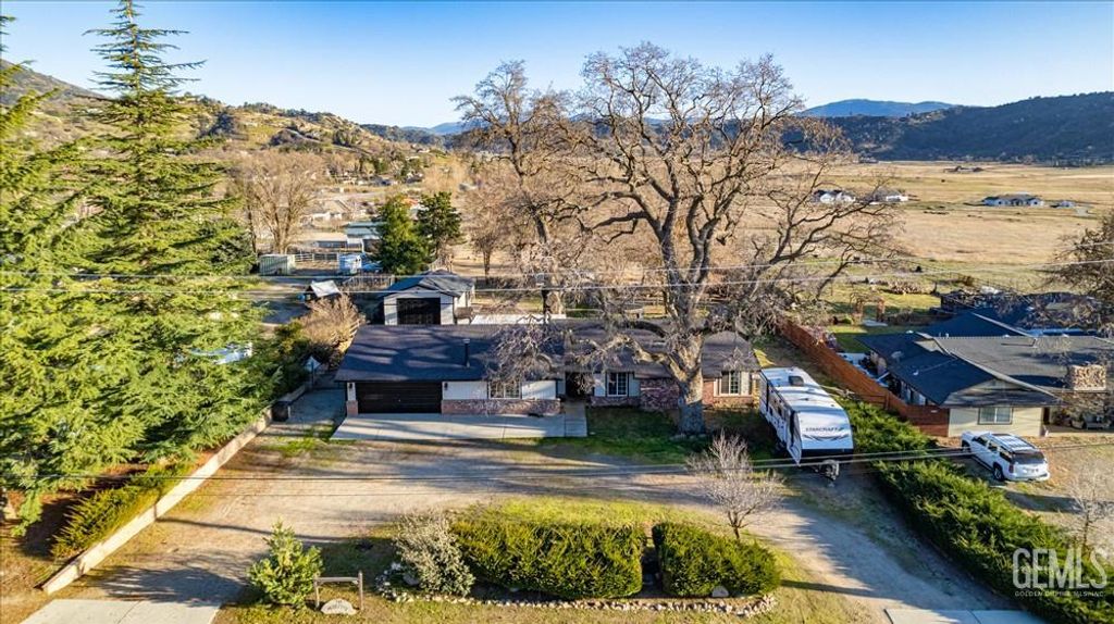 Photo of 28050 Black Gold Way, Tehachapi, CA 93561 (MLS # 202601245)
