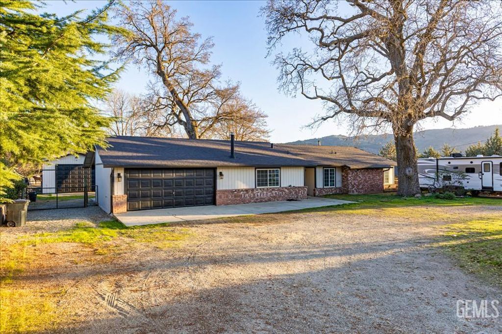 Photo of 28050 Black Gold Way, Tehachapi, CA 93561 (MLS # 202601245)