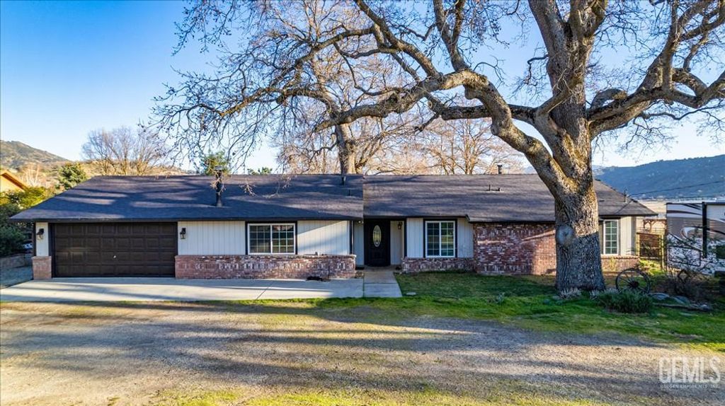 Photo of 28050 Black Gold Way, Tehachapi, CA 93561 (MLS # 202601245)