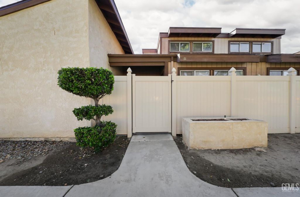 Photo of 5100 Dunsmuir Road #11, Bakersfield, CA 93309 (MLS # 202606141)