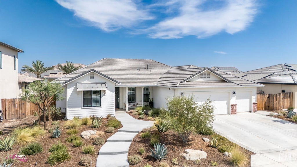 Photo of 15828 Waterford Street, Bakersfield, CA 93314 (MLS # 202607922)