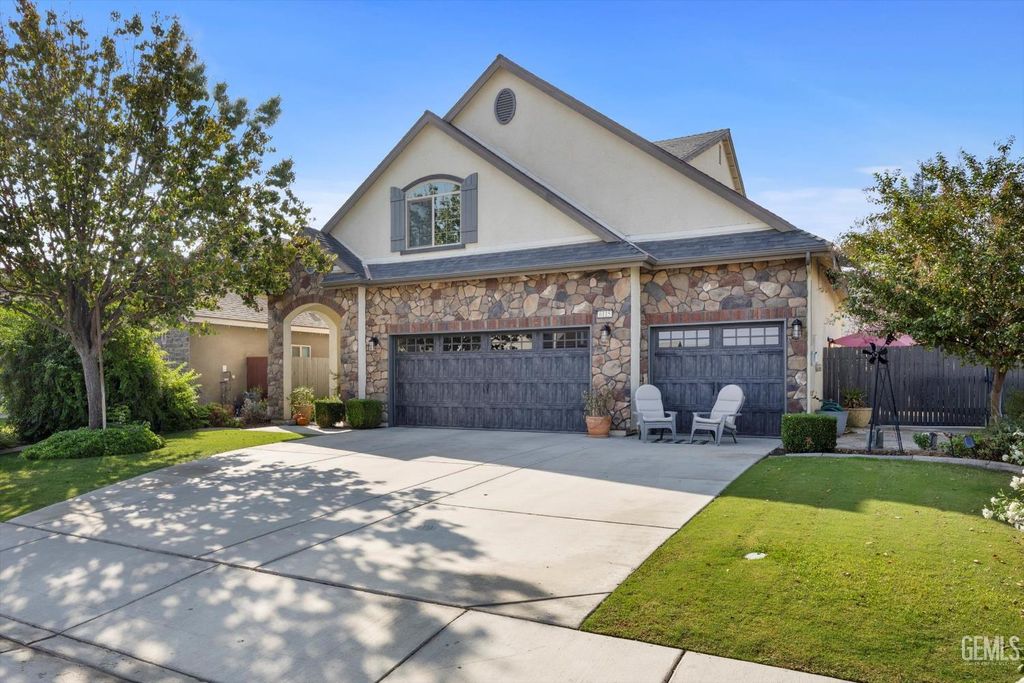 Photo of 6115 Cape Cod Avenue, Bakersfield, CA 93313 (MLS # 202511169)