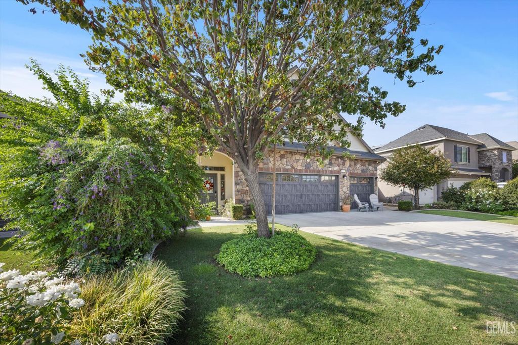 Photo of 6115 Cape Cod Avenue, Bakersfield, CA 93313 (MLS # 202511169)