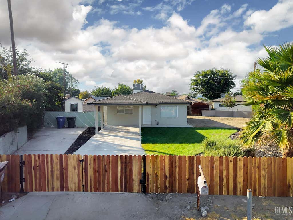 Photo of 5801 Gowdy Lane, Bakersfield, CA 93307 (MLS # 202607980)