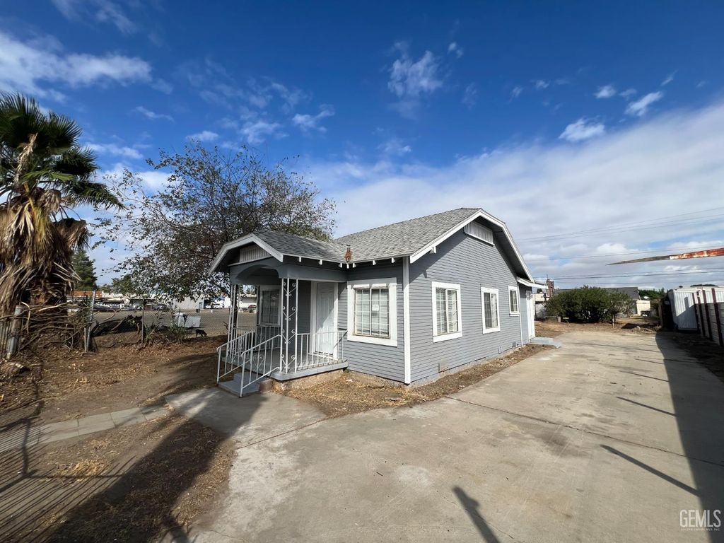 Photo of 1306 33rd Street, Bakersfield, CA 93301 (MLS # 202511303)