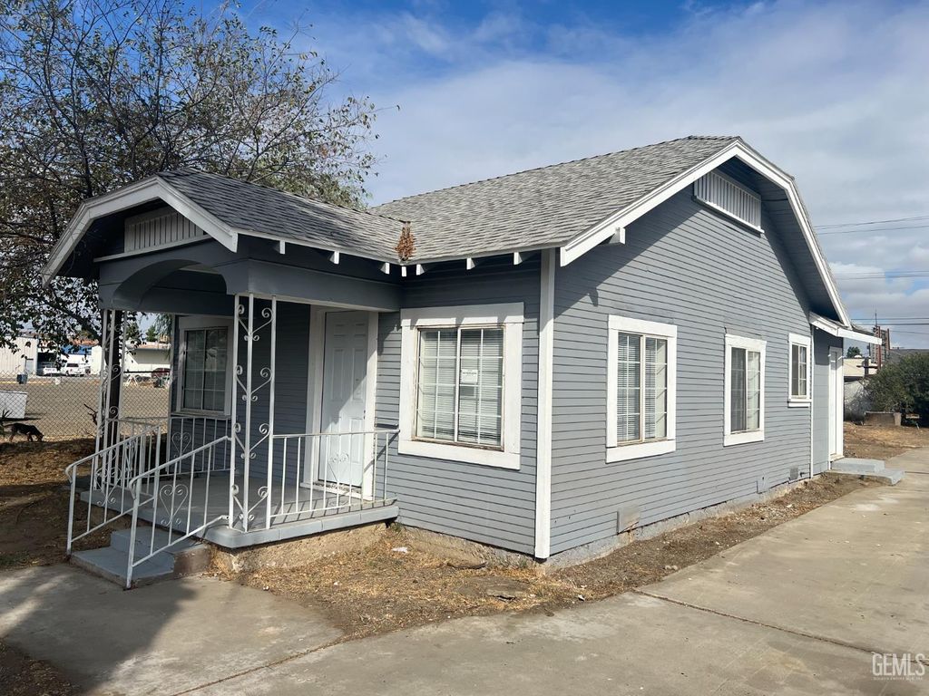 Photo of 1306 33rd Street, Bakersfield, CA 93301 (MLS # 202511303)
