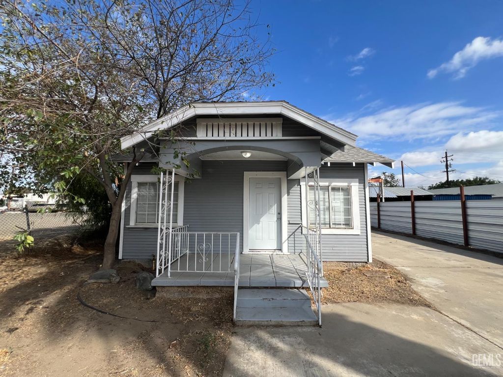 Photo of 1306 33rd Street, Bakersfield, CA 93301 (MLS # 202511303)