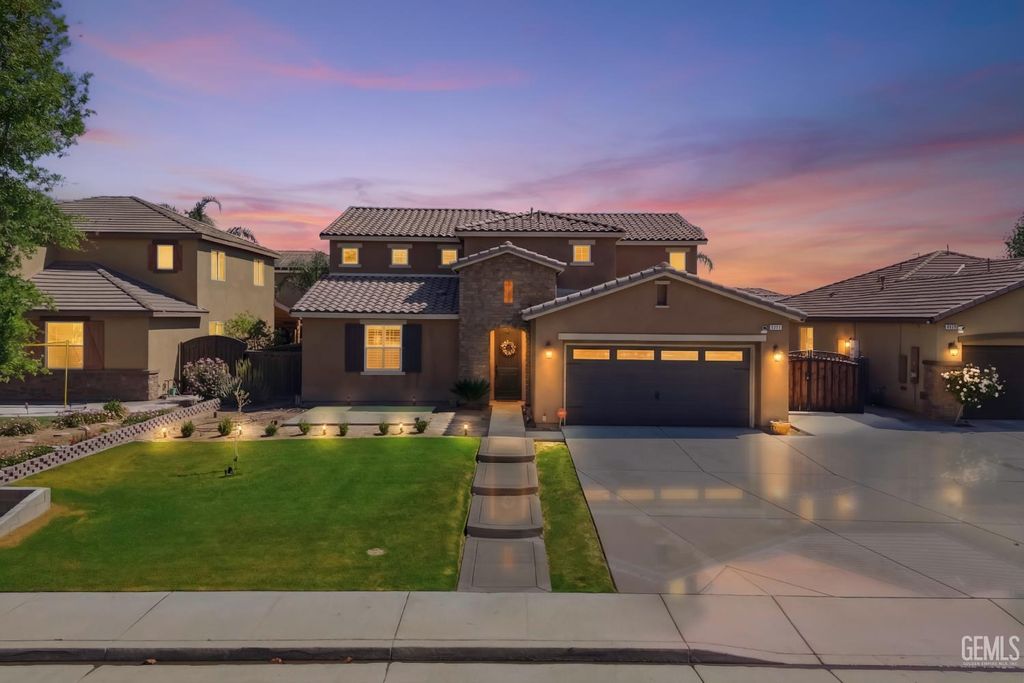Photo of 8216 Coral Point Court, Bakersfield, CA 93313 (MLS # 202603294)