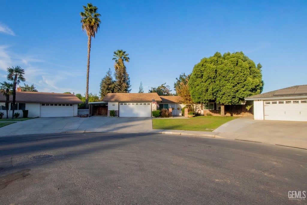 Photo of 104 River Oaks Drive, Bakersfield, CA 93309 (MLS # 202610848)