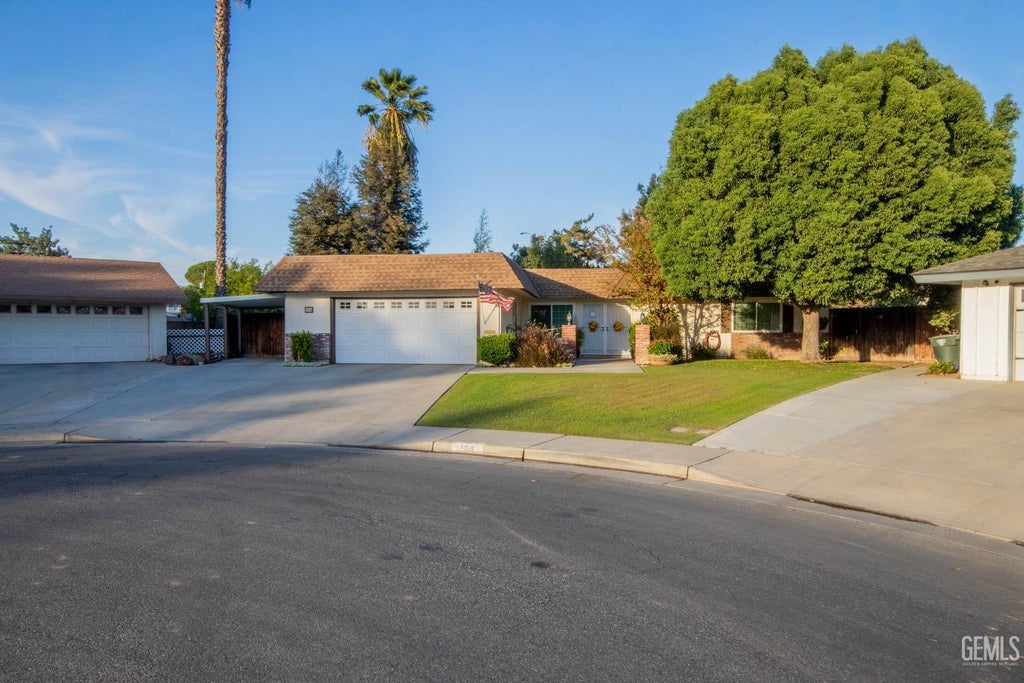 Photo of 104 River Oaks Drive, Bakersfield, CA 93309 (MLS # 202610848)
