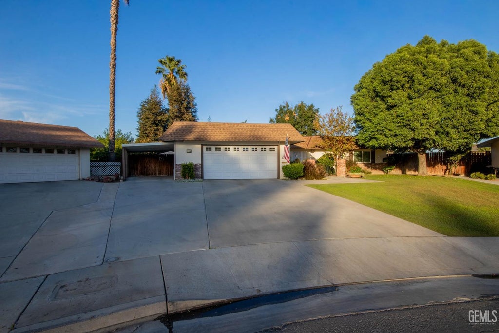 Photo of 104 River Oaks Drive, Bakersfield, CA 93309 (MLS # 202610848)