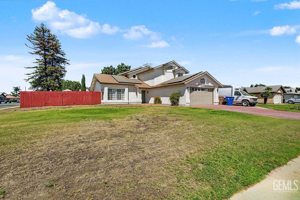 Photo of 14408 San Esteban Avenue, Bakersfield, CA 93314 (MLS # 202609515)