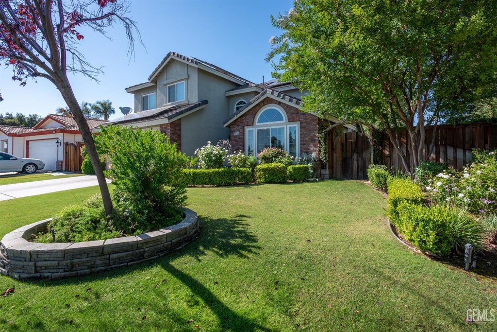 Photo of 9204 Buckingham Way, Bakersfield, CA 93312 (MLS # 202606132)
