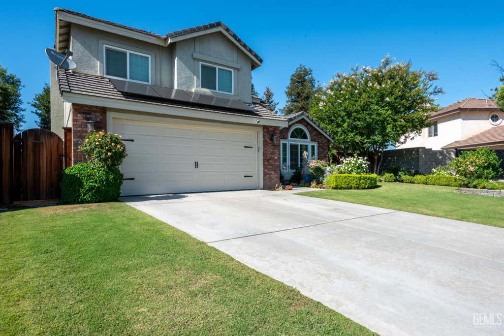 Photo of 9204 Buckingham Way, Bakersfield, CA 93312 (MLS # 202606132)