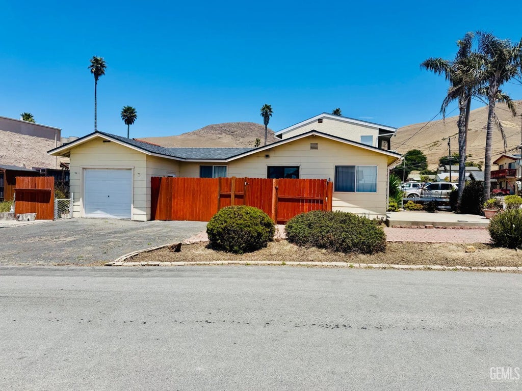 Photo of 401 Tahiti Street, Morro Bay, CA 93442 (MLS # 202607854)