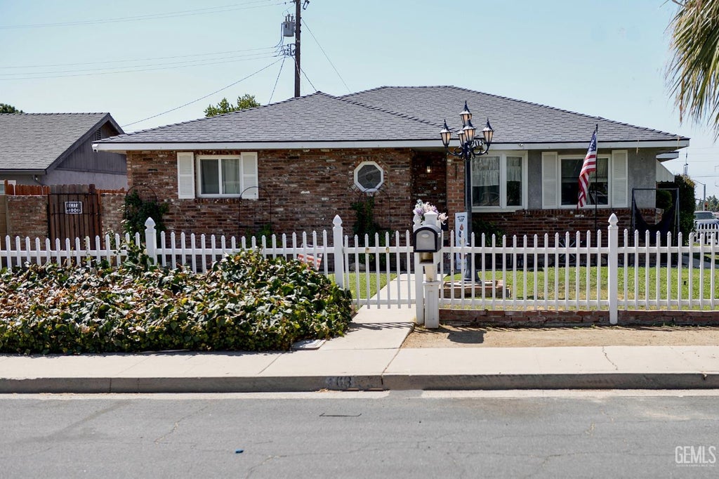 Photo of 903 Alandale Avenue, Bakersfield, CA 93308 (MLS # 202609299)