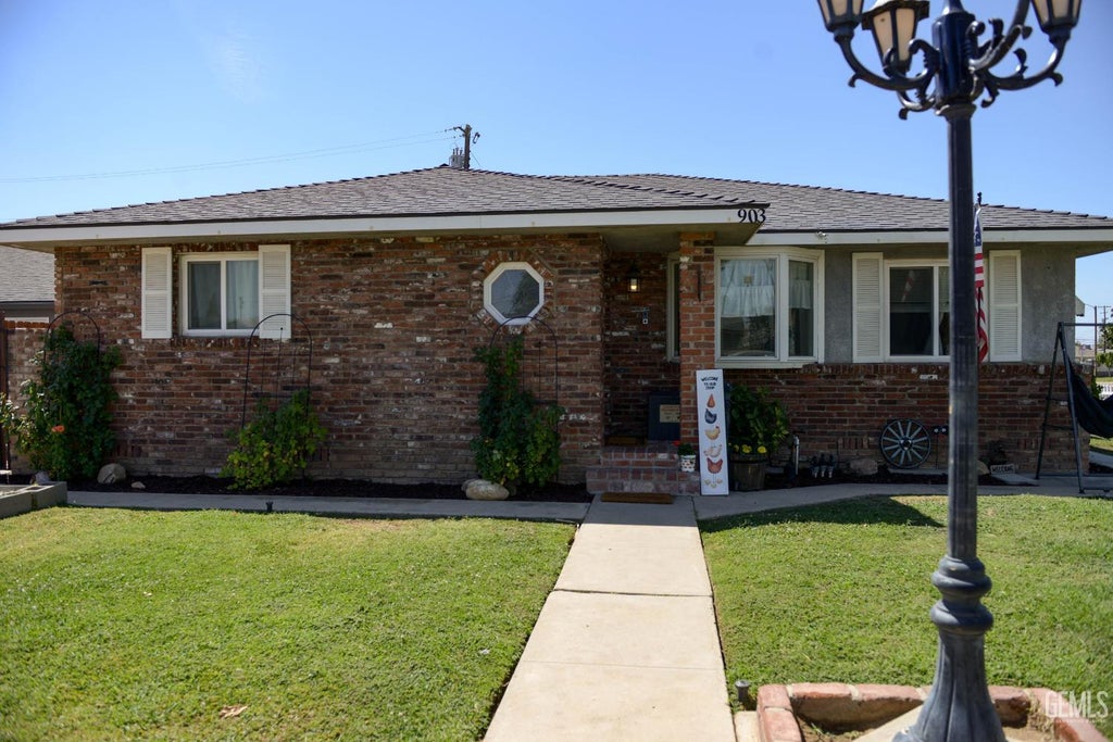 Photo of 903 Alandale Avenue, Bakersfield, CA 93308 (MLS # 202609299)