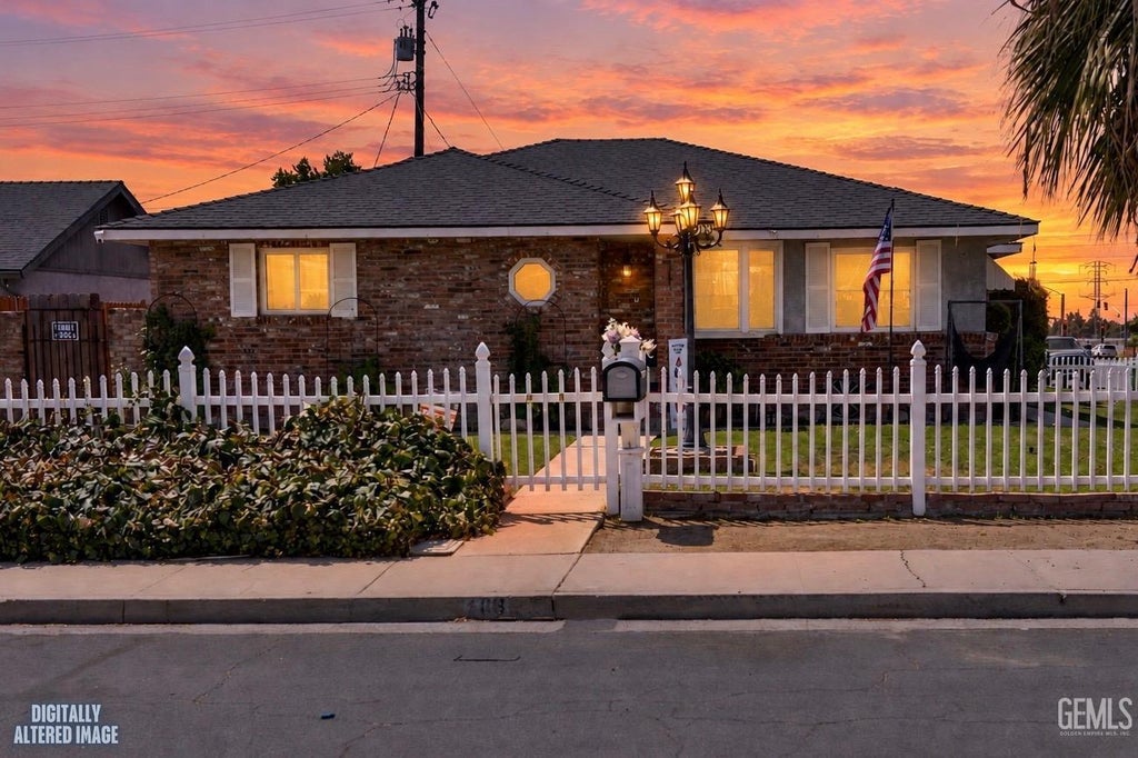 Photo of 903 Alandale Avenue, Bakersfield, CA 93308 (MLS # 202609299)