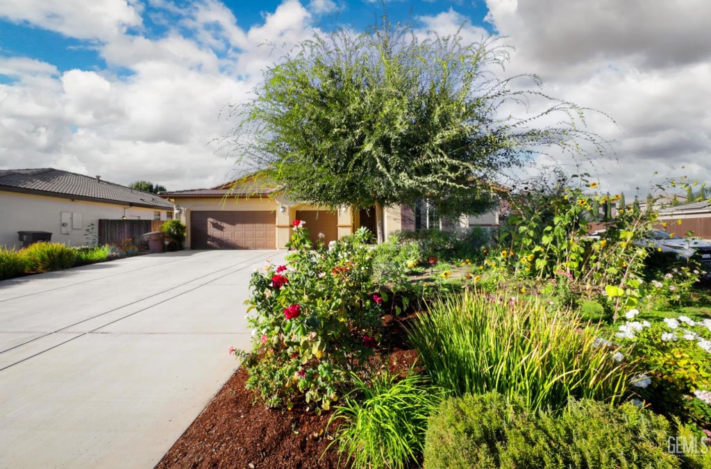 Photo of 15102 Chatsworth Avenue, Bakersfield, CA 93314 (MLS # 202610002)