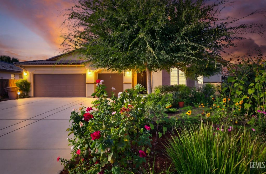 Photo of 15102 Chatsworth Avenue, Bakersfield, CA 93314 (MLS # 202610002)