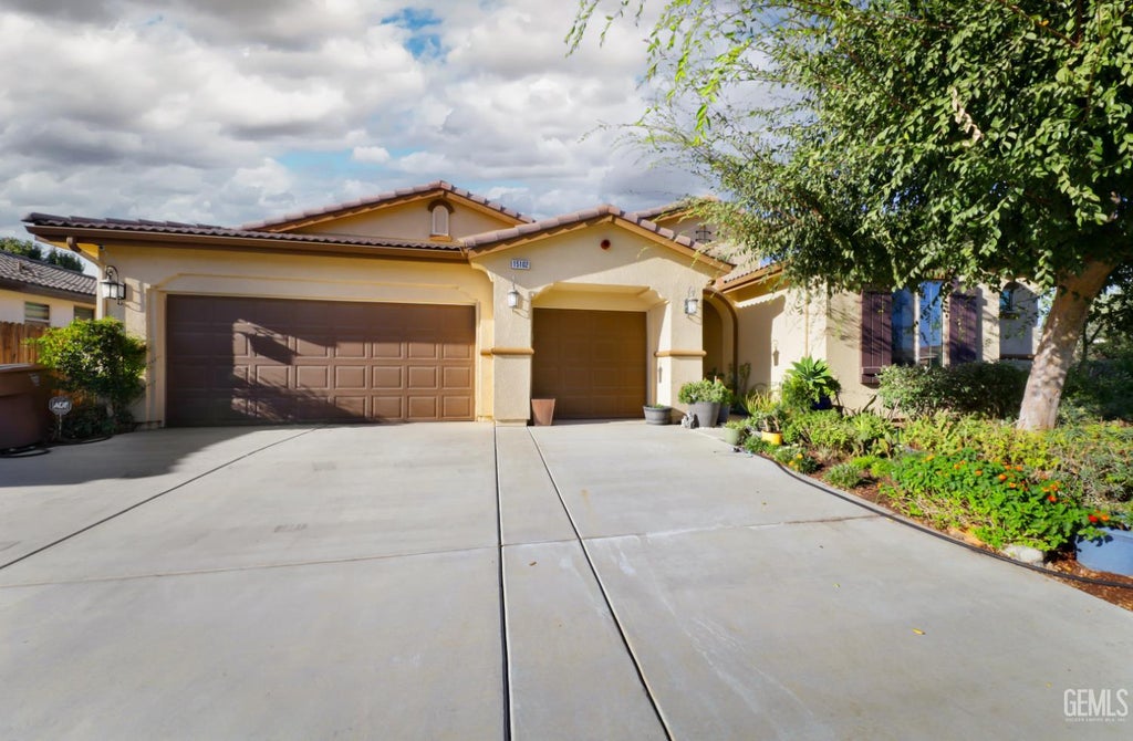 Photo of 15102 Chatsworth Avenue, Bakersfield, CA 93314 (MLS # 202610002)