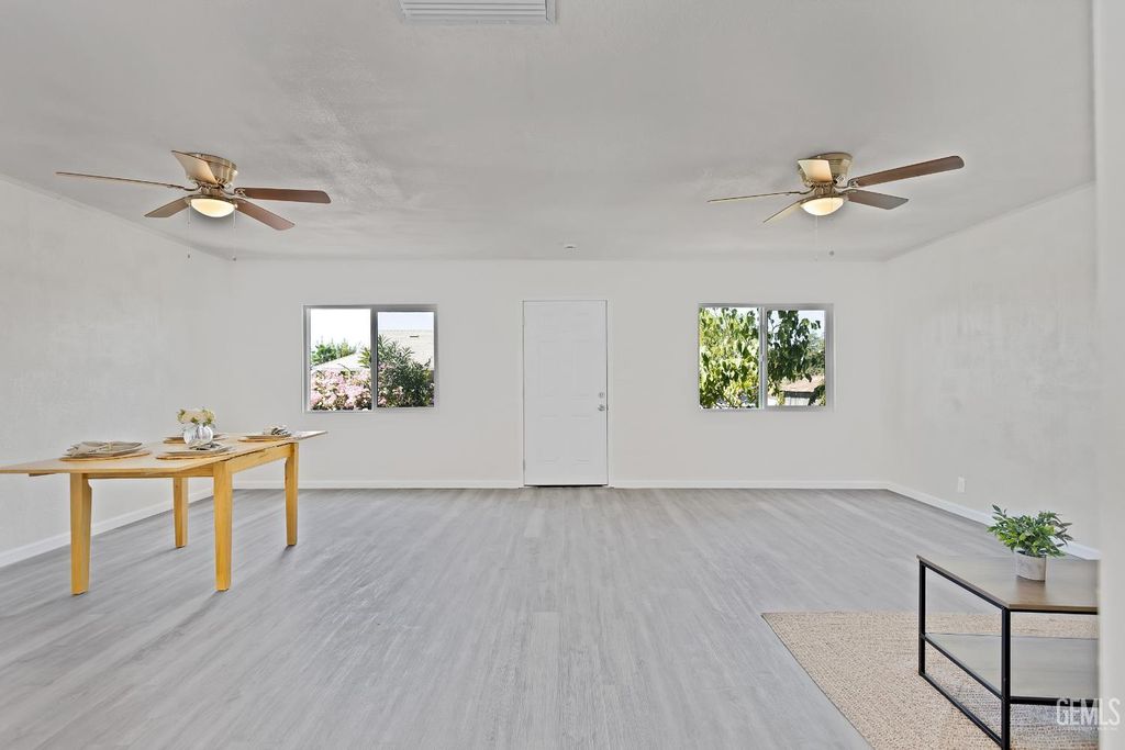 Photo of 131 Oak Street, Taft, CA 93268 (MLS # 202510608)