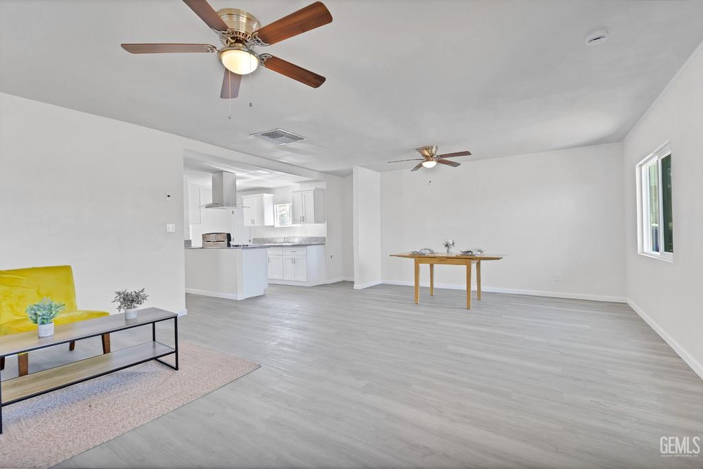 Photo of 131 Oak Street, Taft, CA 93268 (MLS # 202510608)