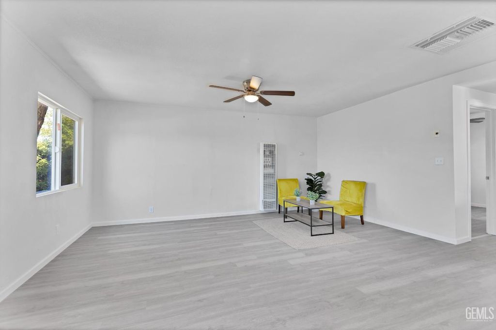 Photo of 131 Oak Street, Taft, CA 93268 (MLS # 202510608)