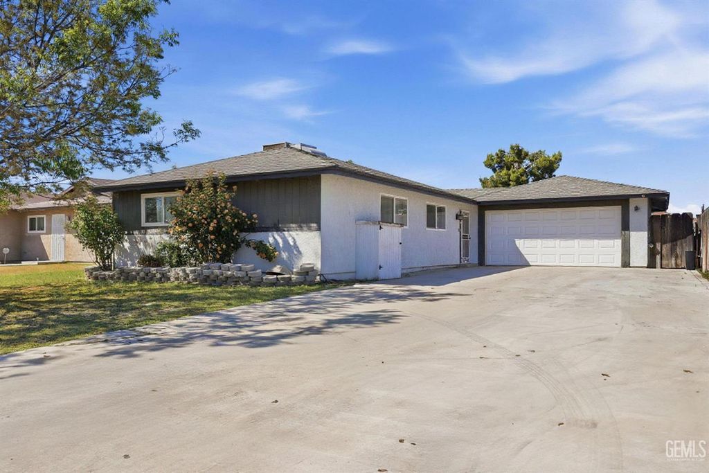 Photo of 5208 Thyme Lane, Bakersfield, CA 93309 (MLS # 202603820)