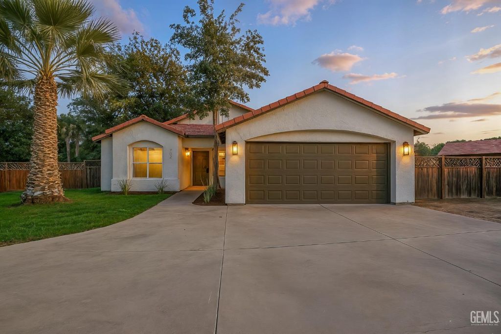 Photo of 702 S Ruth Street, Porterville, CA 93257 (MLS # 202510100)