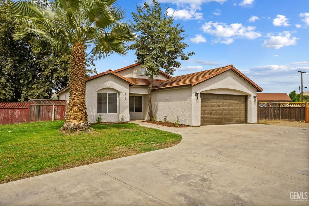Photo of 702 S Ruth Street, Porterville, CA 93257 (MLS # 202510100)