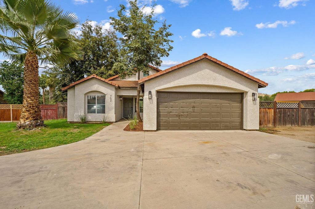 Photo of 702 S Ruth Street, Porterville, CA 93257 (MLS # 202510100)