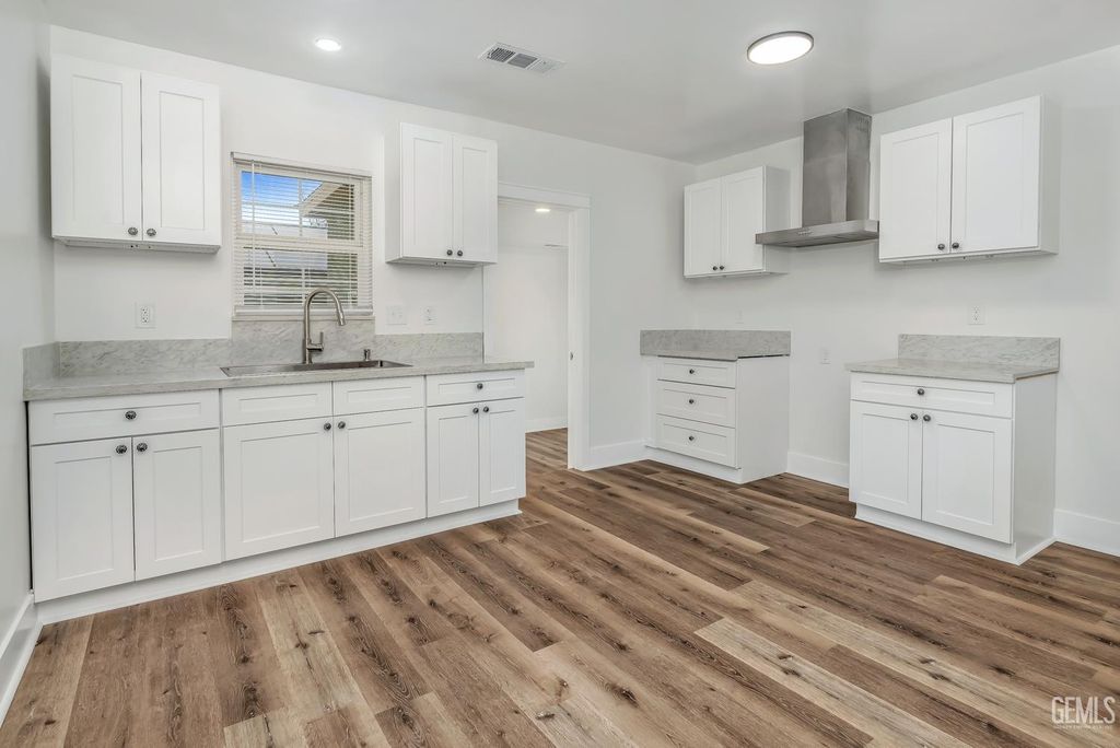 Photo of 309 S Myrtle Street, Bakersfield, CA 93304 (MLS # 202602982)