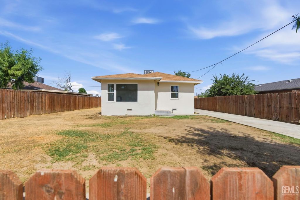 Photo of 1021 S Brown Street, Bakersfield, CA 93307 (MLS # 202606182)