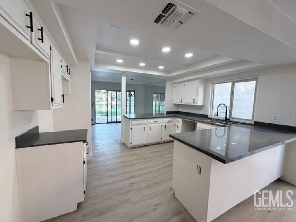 Photo of 4122 Pinewood Lake Drive, Bakersfield, CA 93309 (MLS # 202602991)