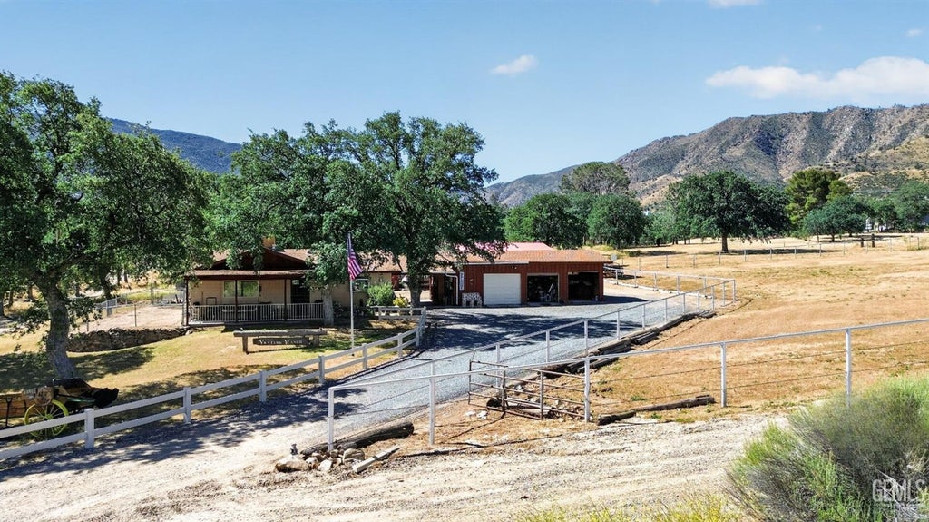 Photo of 6211 Wildwood Road, Lake Isabella, CA 93240 (MLS # 202604548)