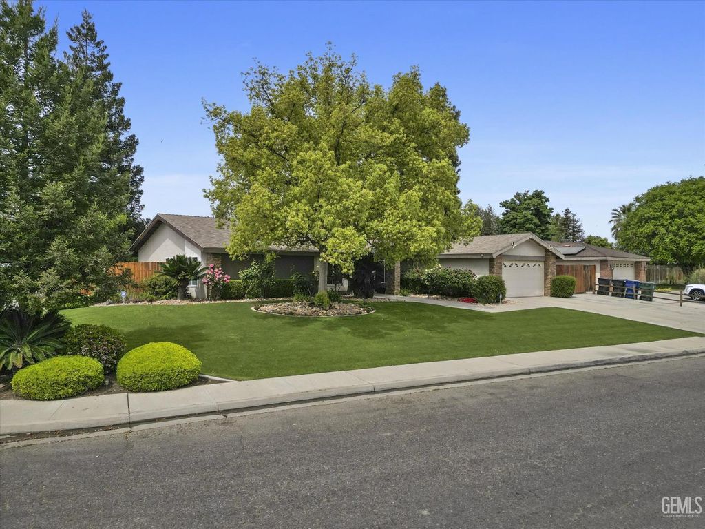 Photo of 1813 Vallecito Lane, Bakersfield, CA 93309 (MLS # 202603996)