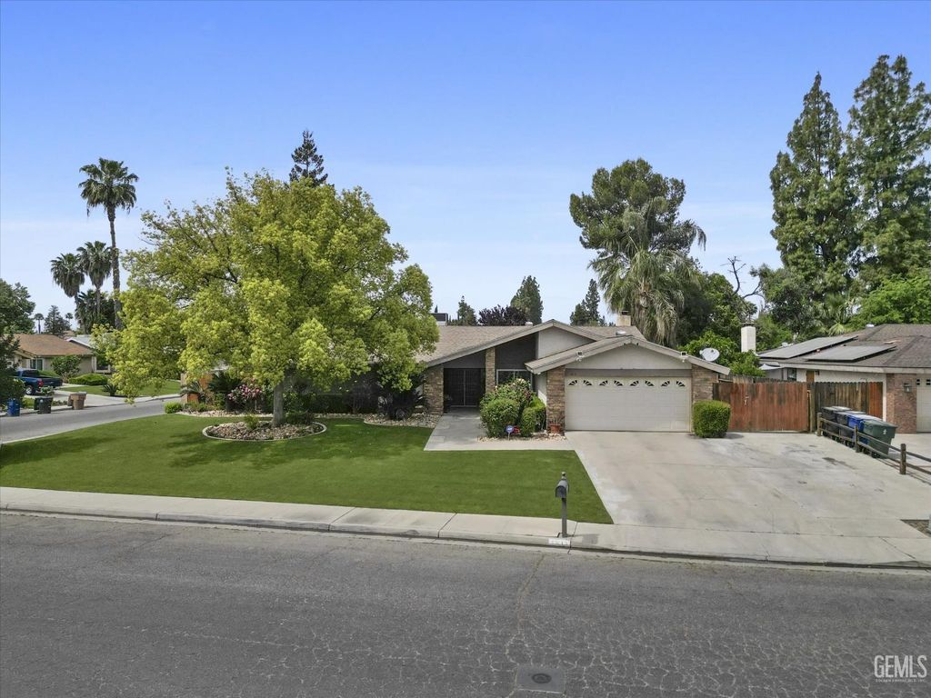 Photo of 1813 Vallecito Lane, Bakersfield, CA 93309 (MLS # 202603996)