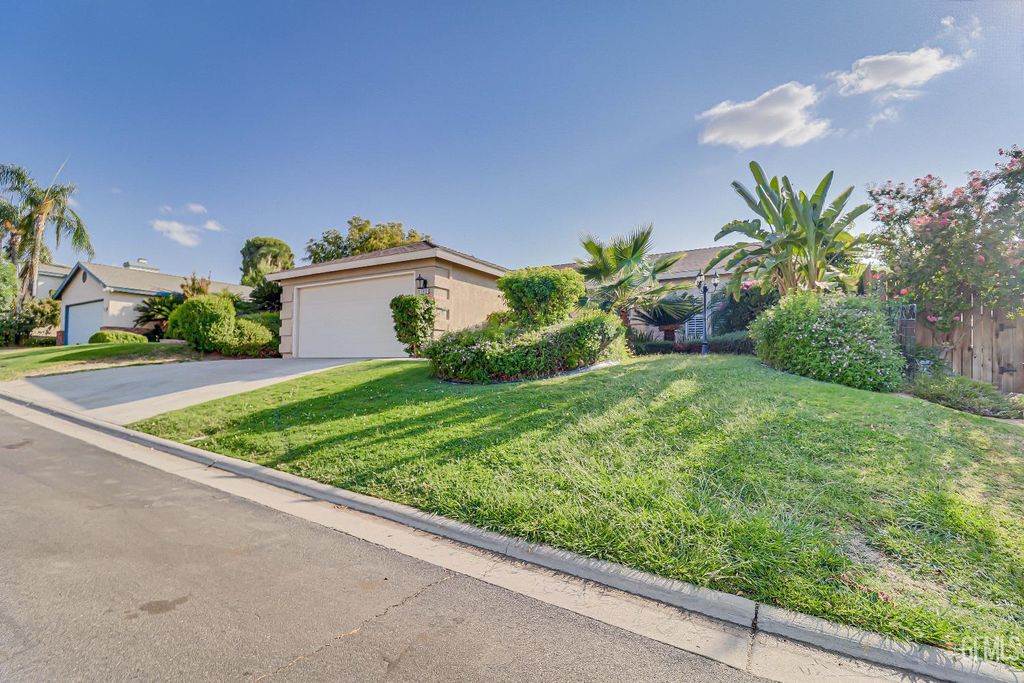 Photo of 5912 Cliffwood Way, Bakersfield, CA 93306 (MLS # 202510818)
